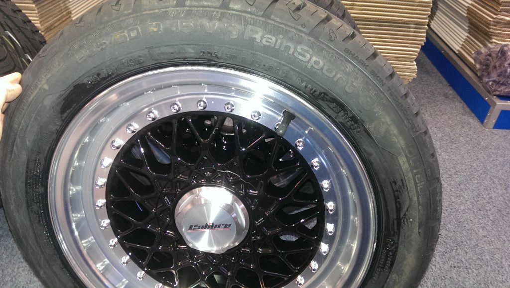 Calibre Vintage alloy wheel with tyre 2